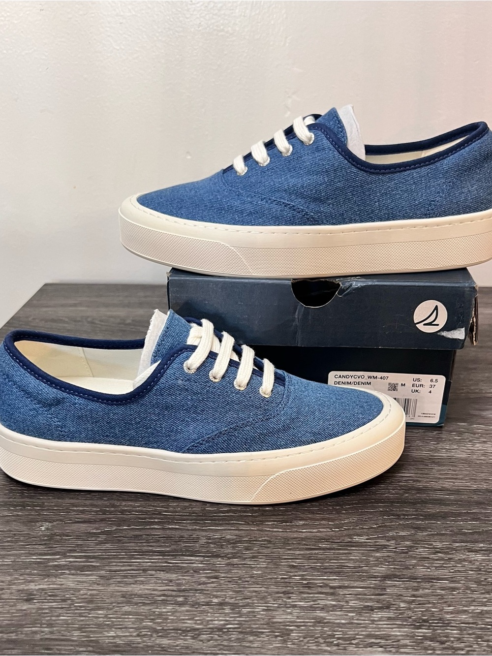 NWOT Sperry Casual Denim Lace-Up Sneakers - Blue. Womens size 6.5